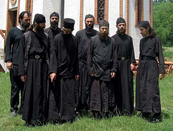 Călugări ortodocși care practică dieta foamea